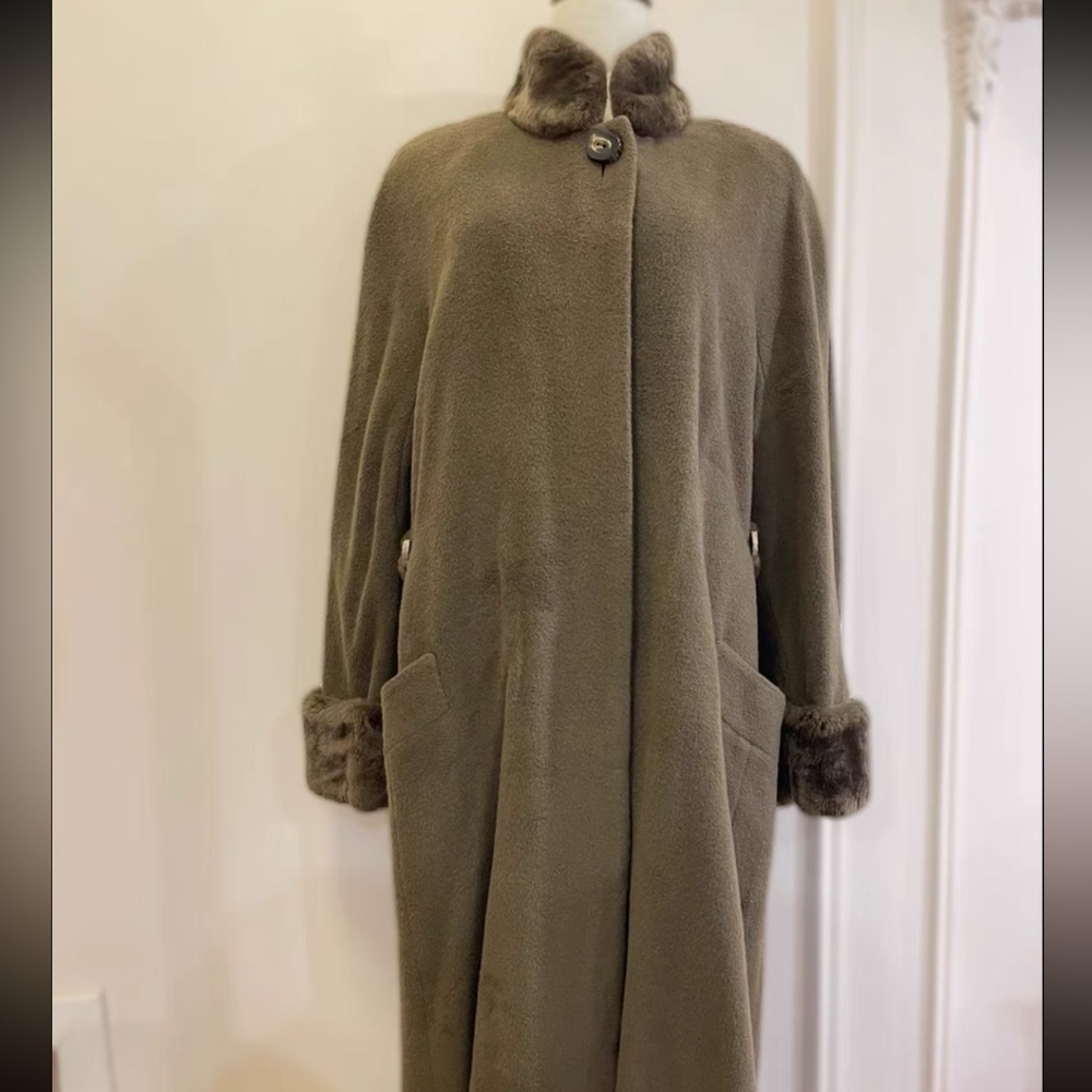 Elegant Olive Green Women's Coat